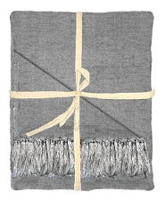 Grijs plaid met franjes, handgemaakt woonaccessoire, landelijk en sober interieur, My Sober Home