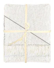 Ivoorkleurig plaid met franjes, handgemaakt woonaccessoire van My Sober Home, rustiek en stijlvol.