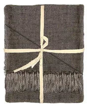 Bruin linnen plaid met franjes, handgemaakt, landelijke woonaccessoire van My Sober Home