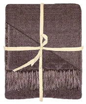 Handgemaakte linnen plaid in chocoladebruin, netjes gebonden, My Sober Home woonaccessoire