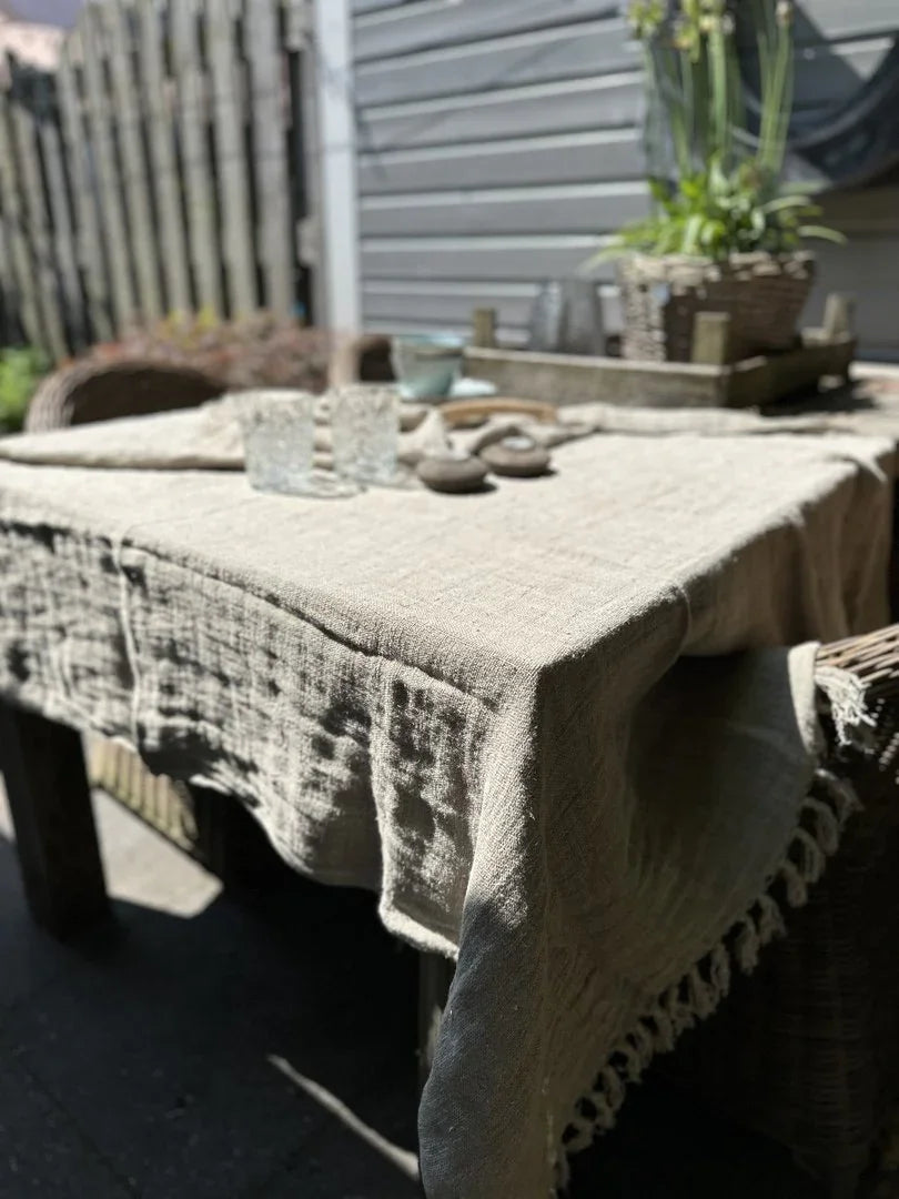 Linnen plaid naturel op houten buitentafel, landelijke sobere tuinstijl, My Sober Home