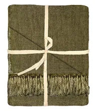 Olijfgroene plaid met franjes, handgemaakt woonaccessoire, My Sober Home landelijke stijl