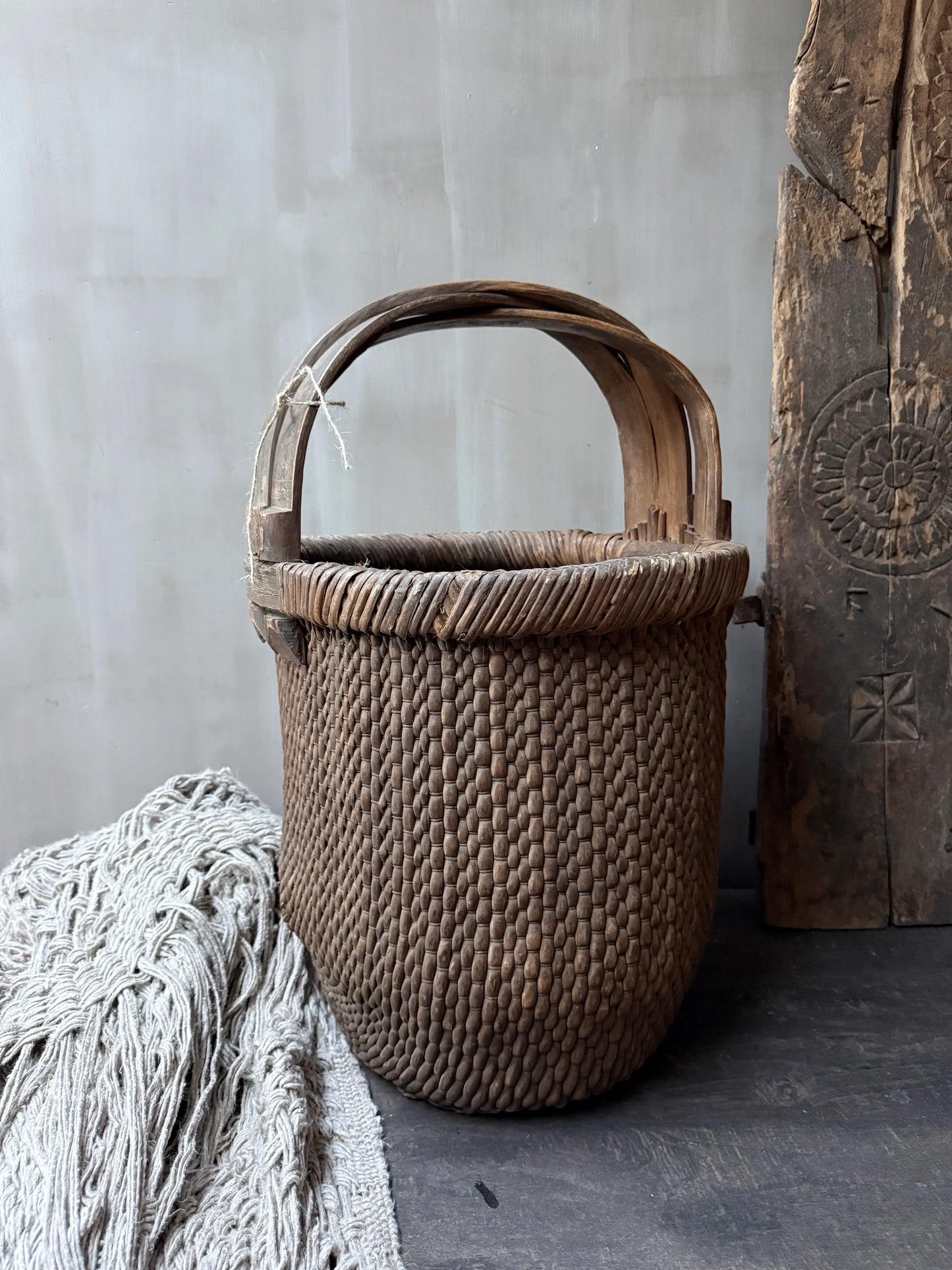 Authentieke, handgemaakte plukmand met houten handvat, landelijke sfeer, My Sober Home