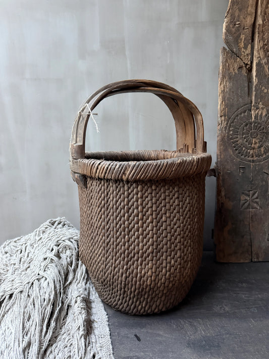 Authentieke, handgemaakte plukmand met houten handvat, landelijke sfeer, My Sober Home