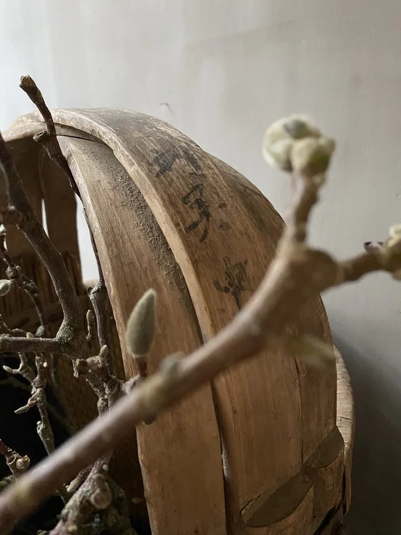 Handgemaakte houten plukmand met takken, landelijke woonaccessoire bij My Sober Home