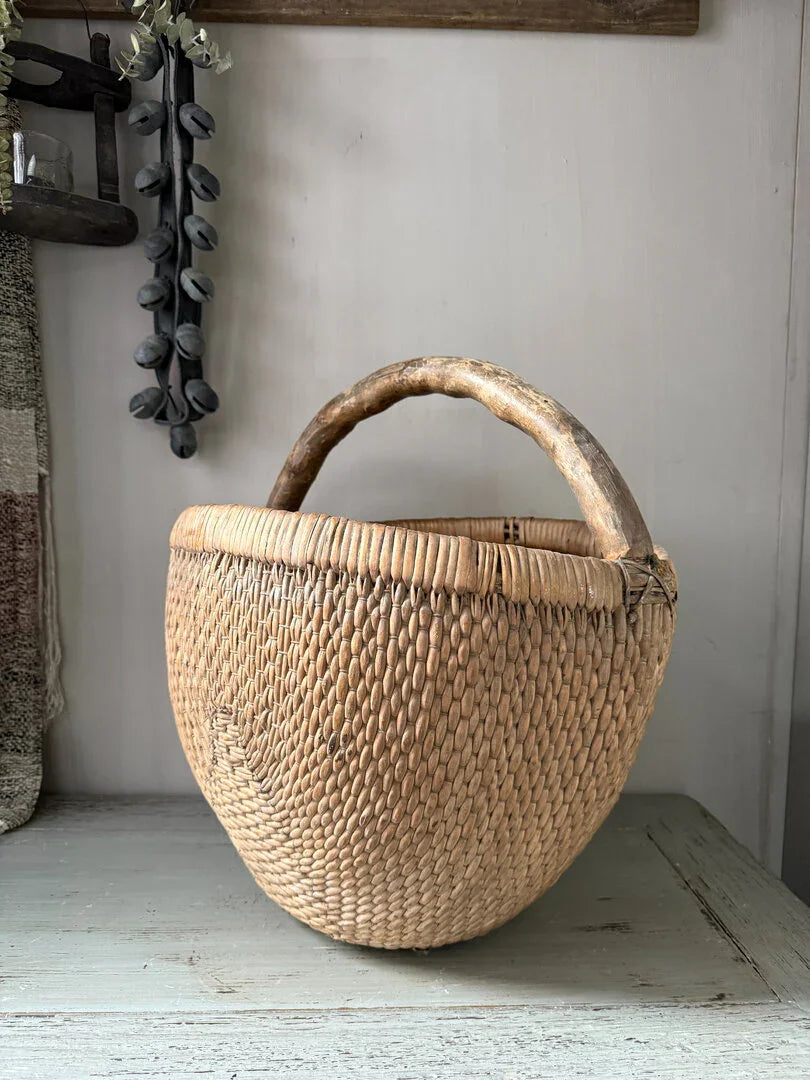 Handgemaakte plukmand van rotan met houten handvat, landelijke woonaccessoire My Sober Home