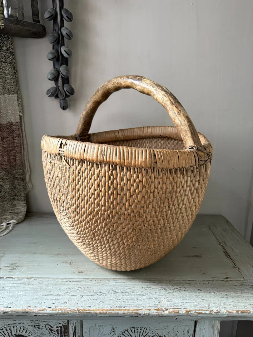 Handgemaakte rotan plukmand met houten hengsel, landelijke woonaccessoire, My Sober Home