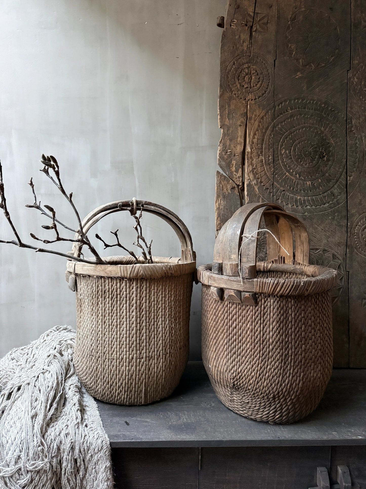 Twee handgemaakte plukmanden met rustiek gevlochten design, sfeerfoto landelijk interieur