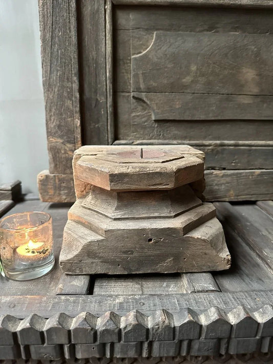 Authentieke handgemaakte houten kandelaar en glazen windlicht, landelijk en sober woonaccessoire