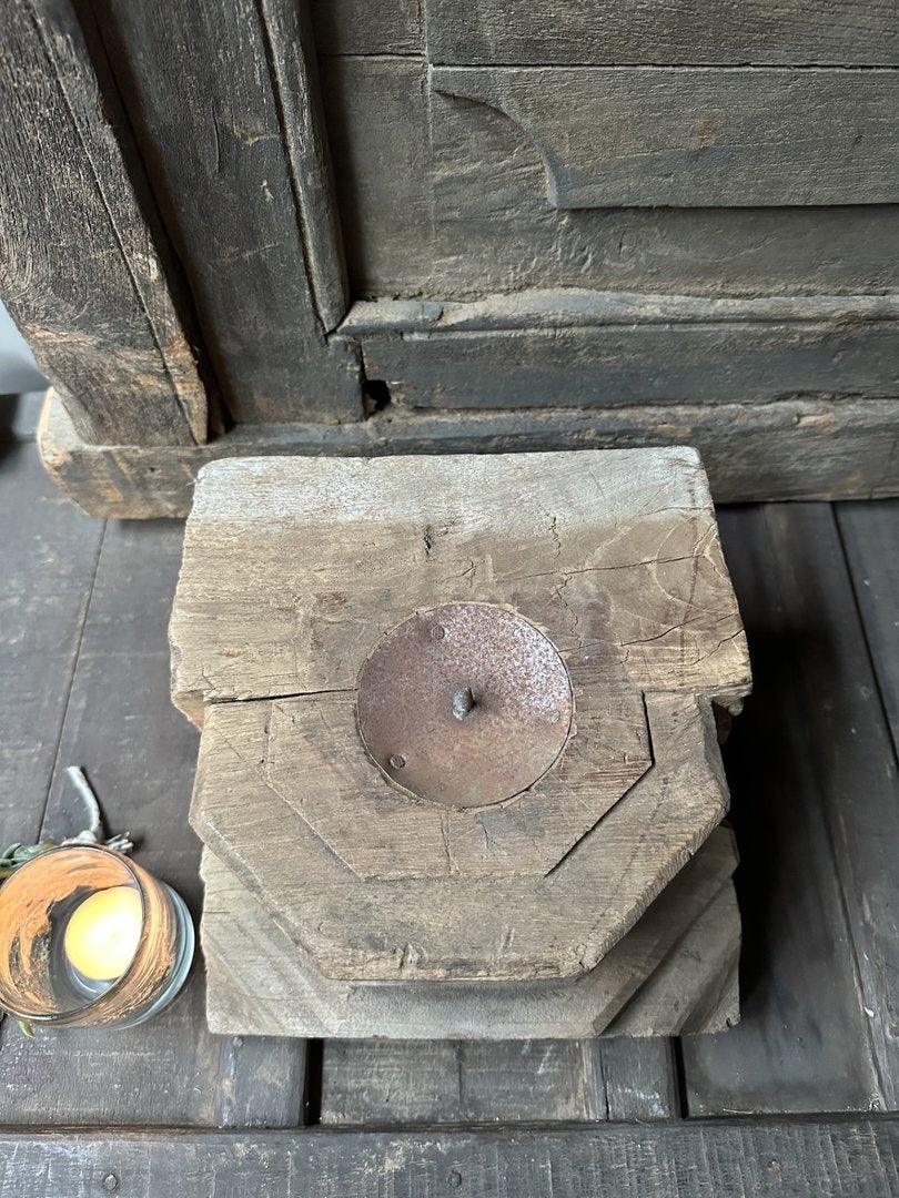 Authentieke, handgemaakte houten kaarsenhouder in sobere landelijke stijl, My Sober Home