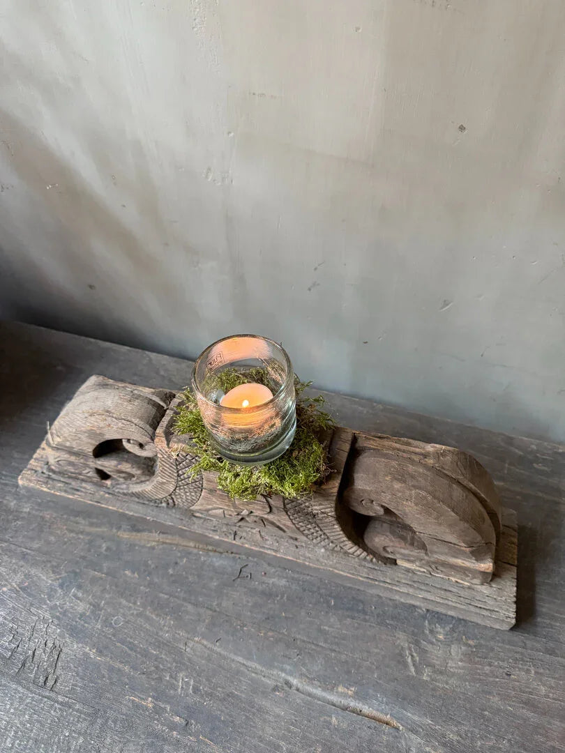 Handgemaakte houten kandelaar met glas en mos, landelijk sober interieur My Sober Home