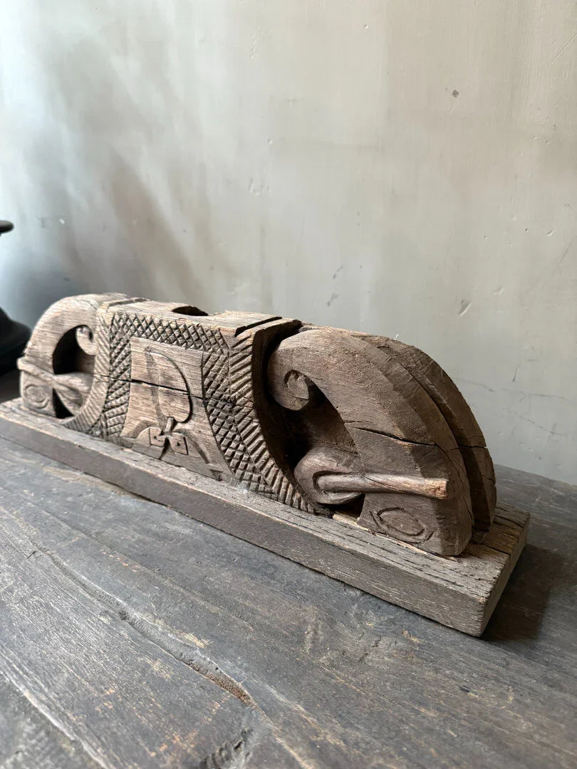 Handgemaakte houten kandelaar, authentiek landelijk woonaccessoire, sober interieur My Sober Home