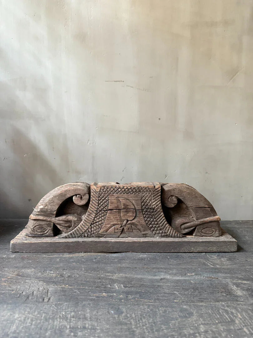 Handgemaakte houten poer kandelaar met authentieke, landelijke uitstraling op tafel, My Sober Home