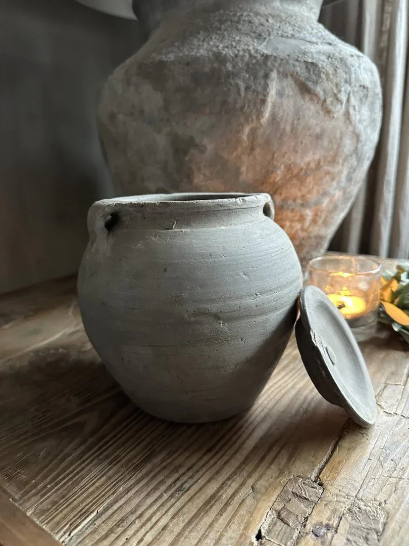 Handgemaakt sober potje met deksel op houten tafel, landelijke woonaccessoire My Sober Home