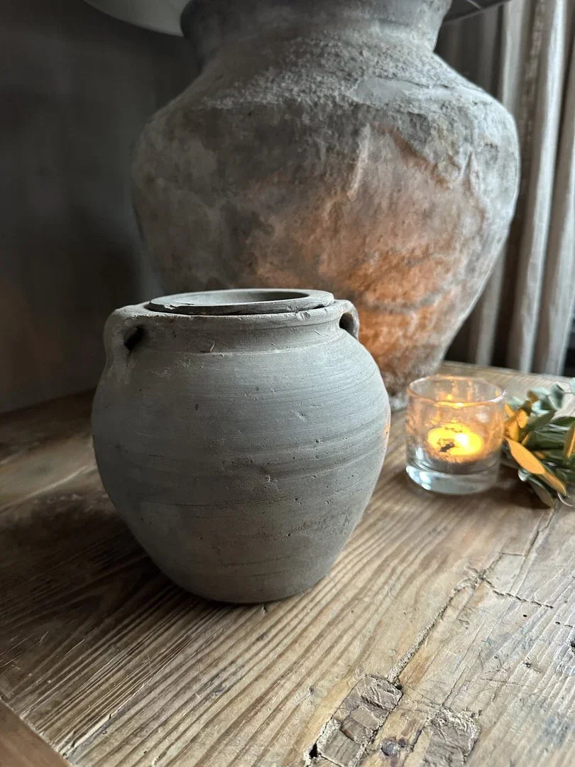 Authentiek handgemaakt potje met deksel op houten tafel, landelijk sober interieur, My Sober Home