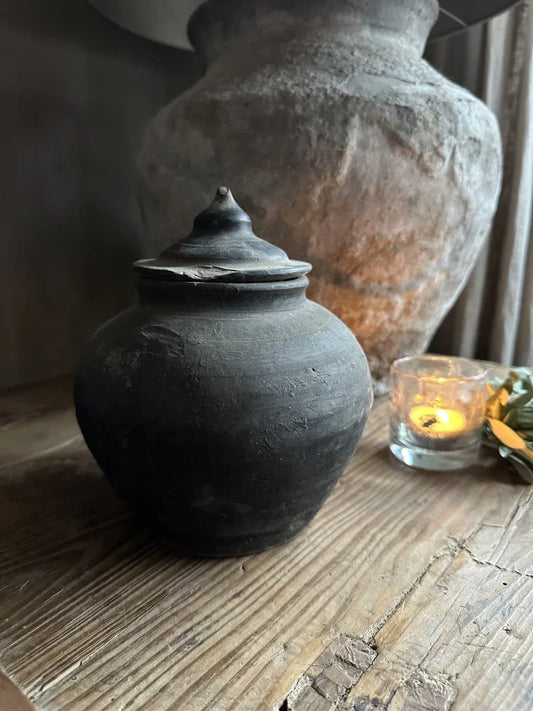 Authentiek, handgemaakt zwart potje met deksel op houten tafel, My Sober Home woonaccessoire