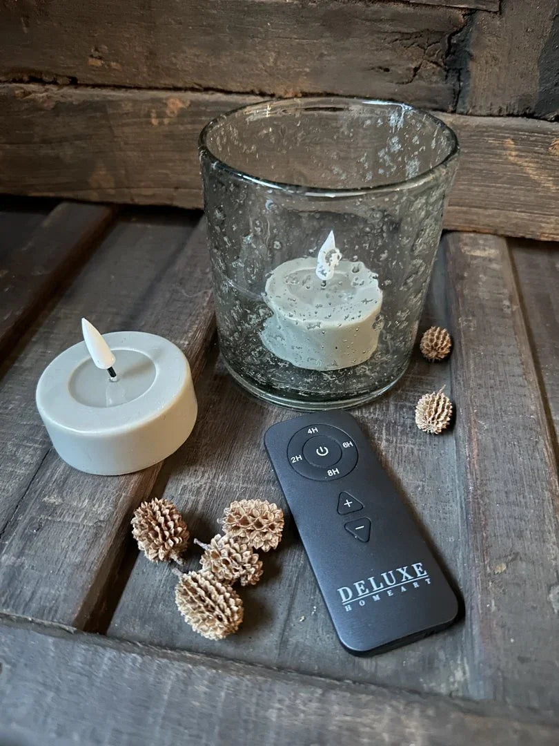 Rustieke sfeer met LED kaarsen, afstandsbediening en droogbloemen op houten tafel, My Sober Home stijl.