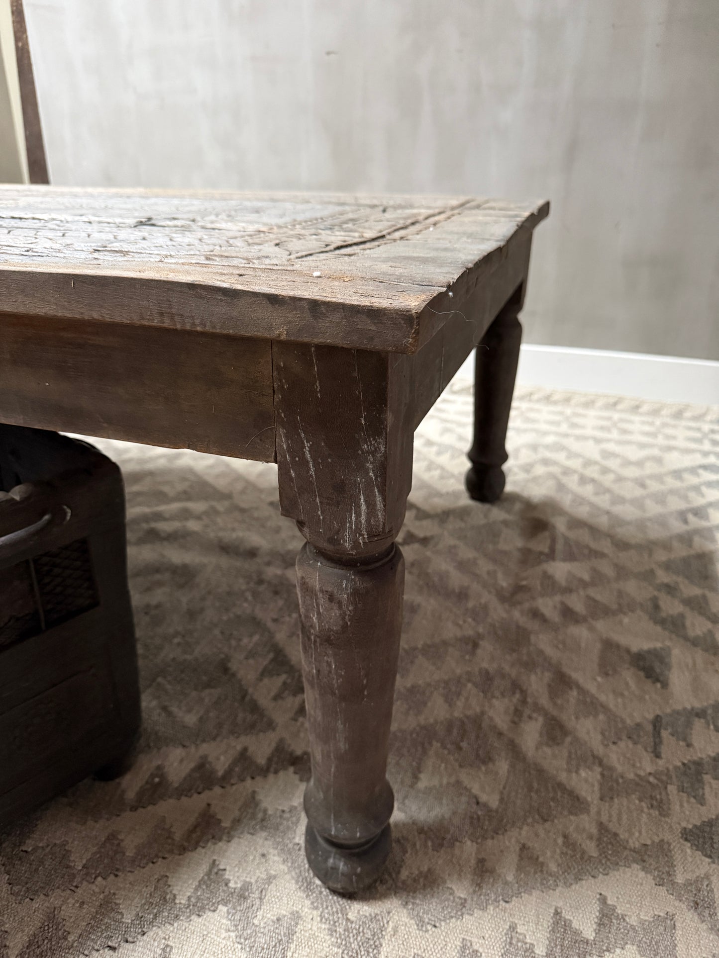 Authentieke houten salontafel met robuuste poten, landelijk en handgemaakt, My Sober Home