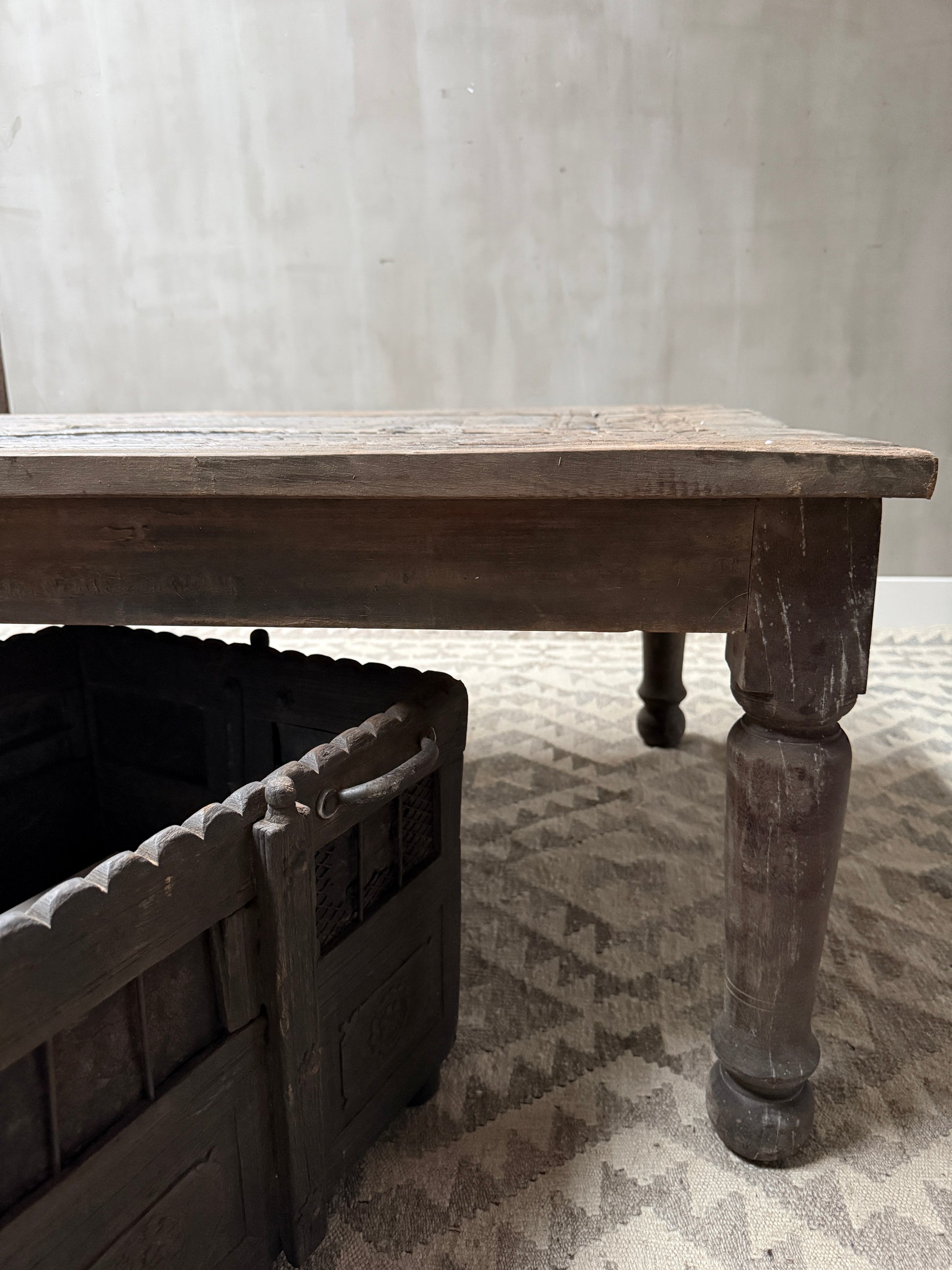Oud houten salontafel en decoratieve kist op beige vloerkleed bij My Sober Home