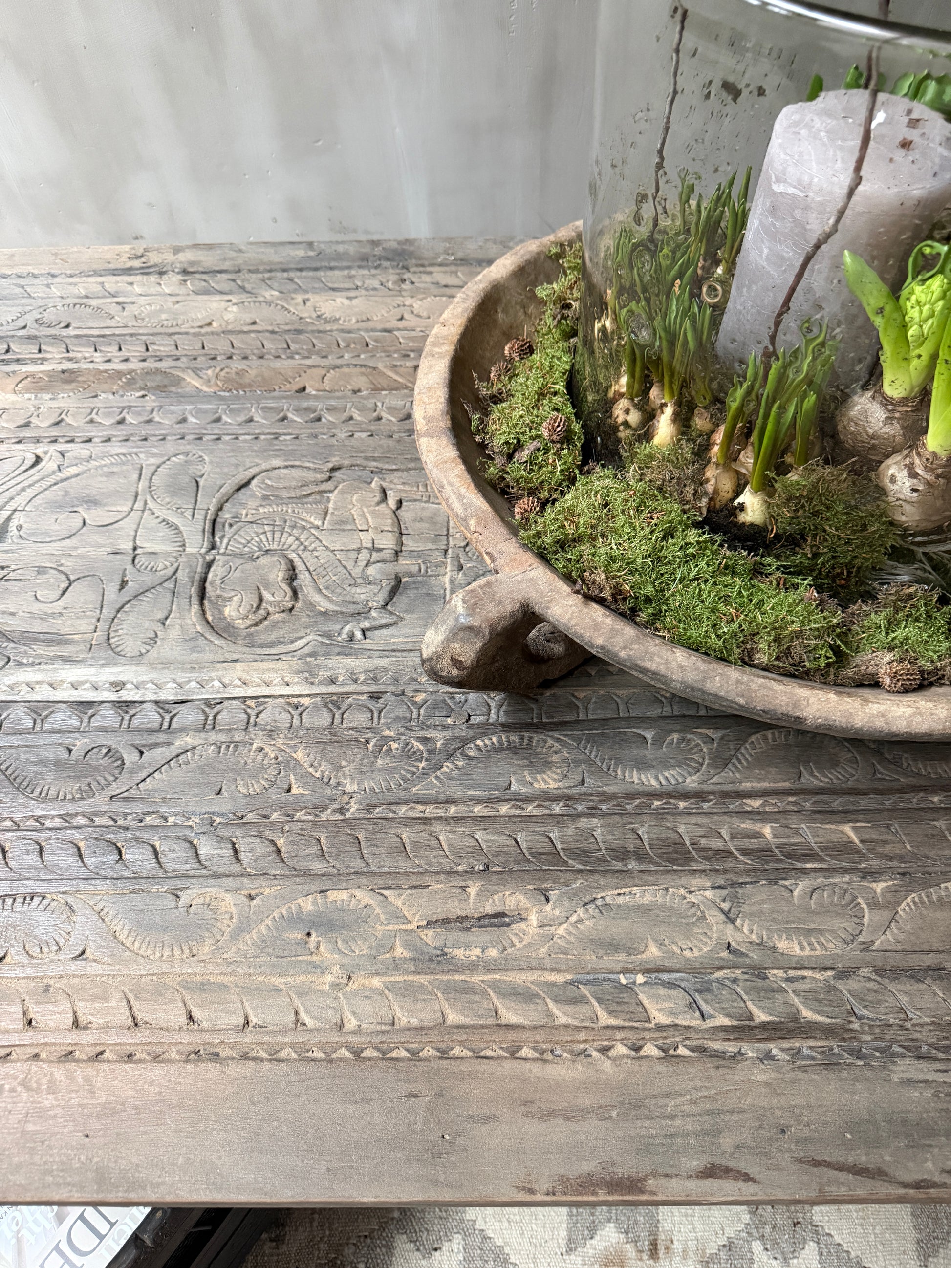 Handgemaakte houten salontafel met uitgesneden patronen en landelijke decoratie