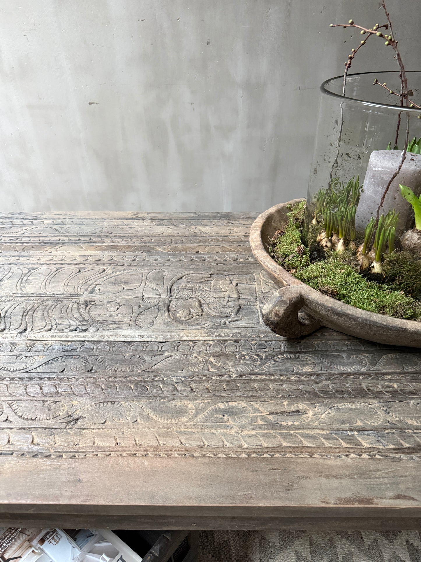 Handgemaakte houten salontafel met fijn houtsnijwerk en decoratief dienblad, sober landelijk interieur