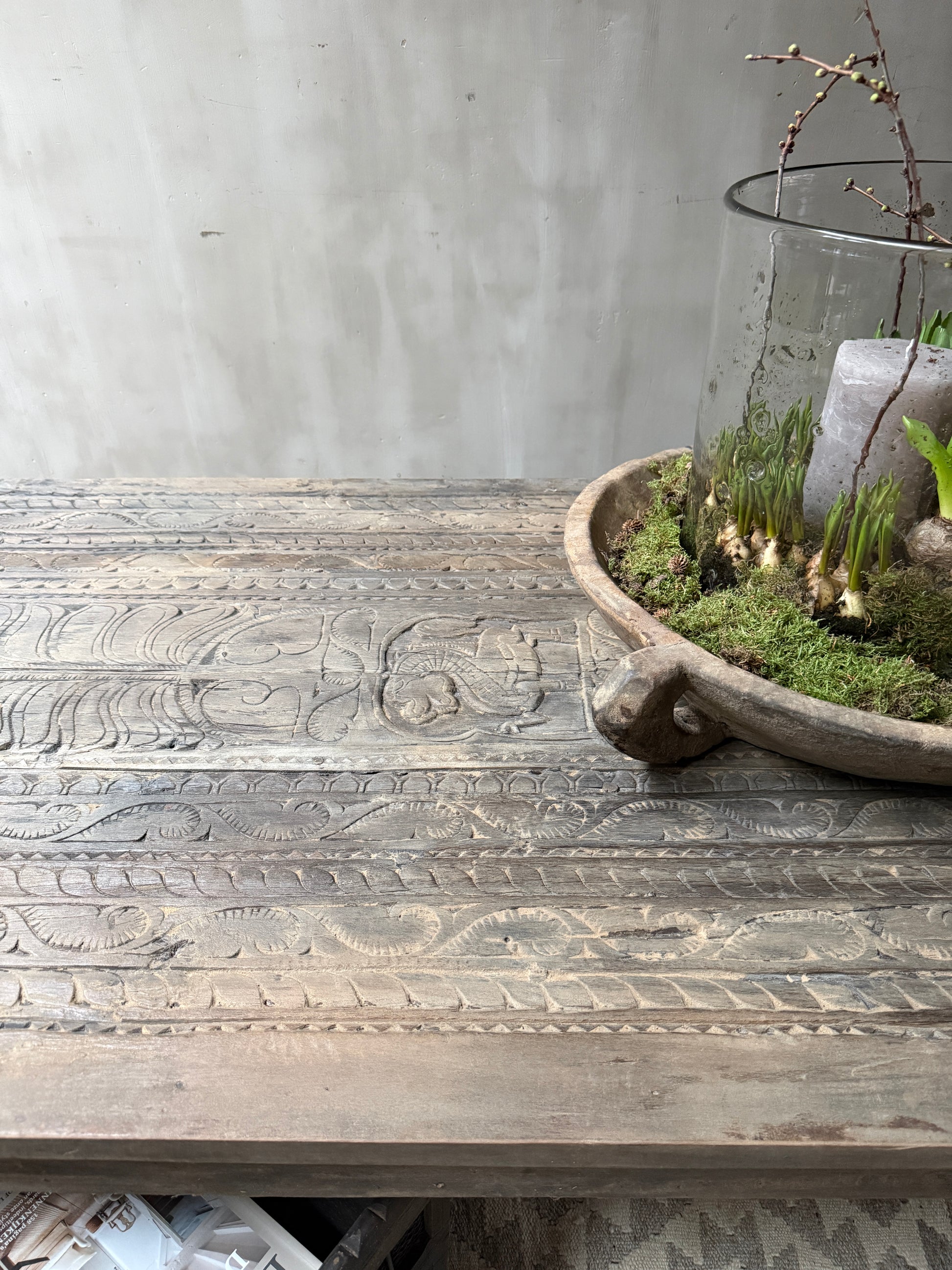 Handgemaakte houten salontafel met fijn houtsnijwerk en decoratief dienblad, sober landelijk interieur