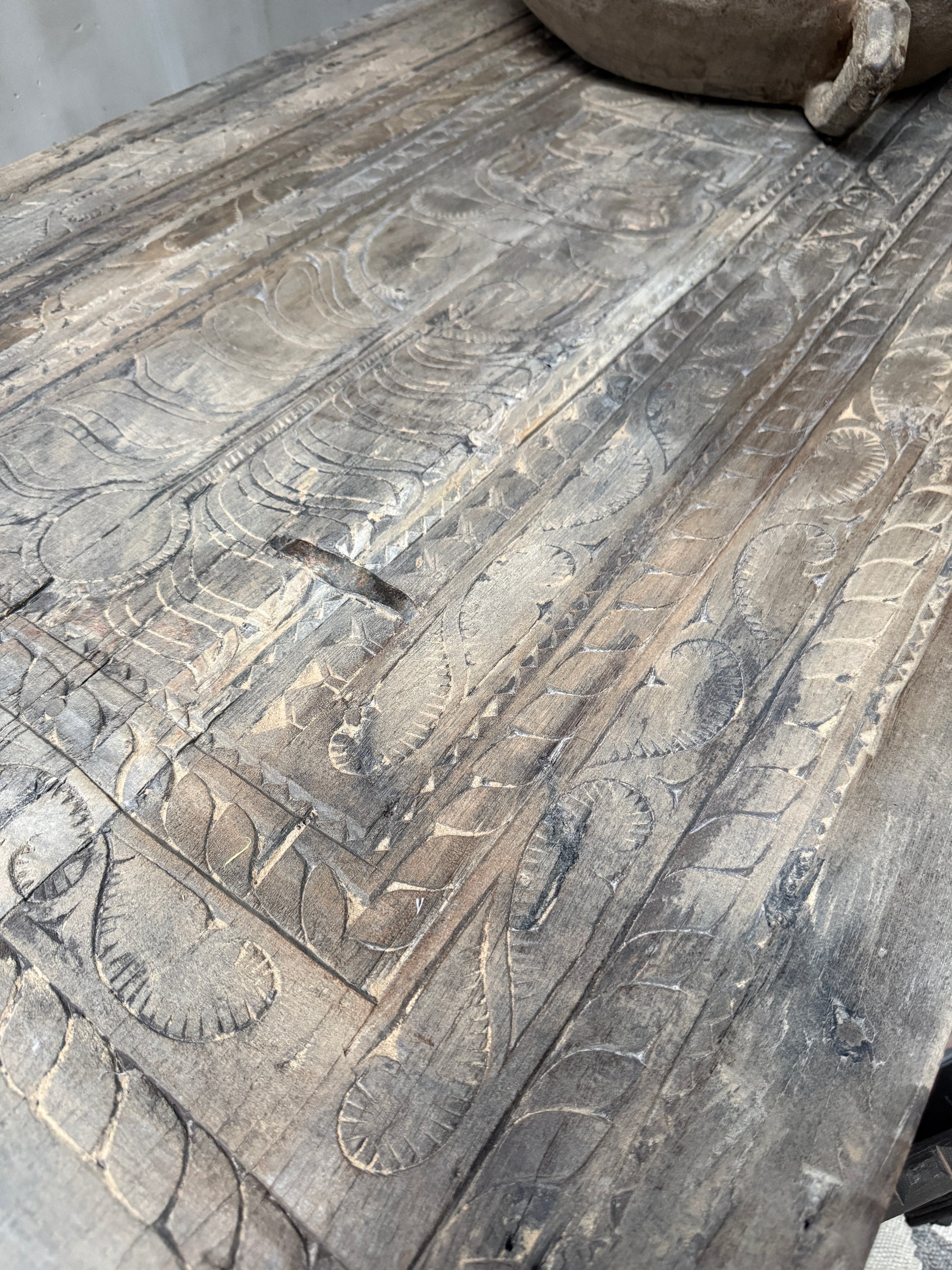 Handgemaakte houten salontafel met unieke gravering, sober landelijk interieur My Sober Home