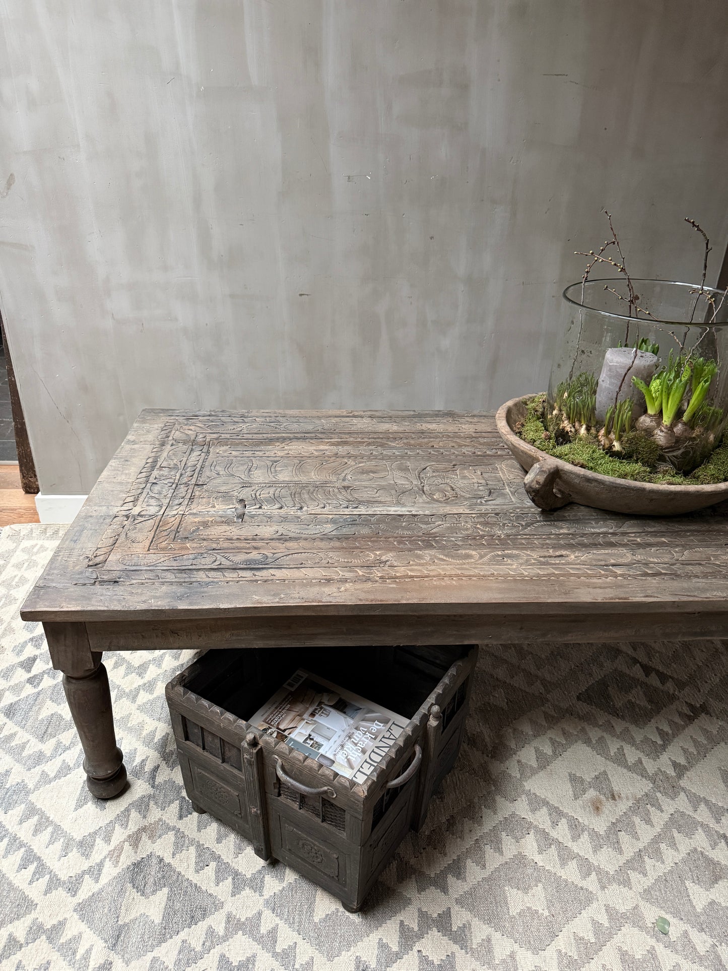 Authentieke, handgemaakte houten salontafel met landelijke accessoires op vloerkleed, My Sober Home