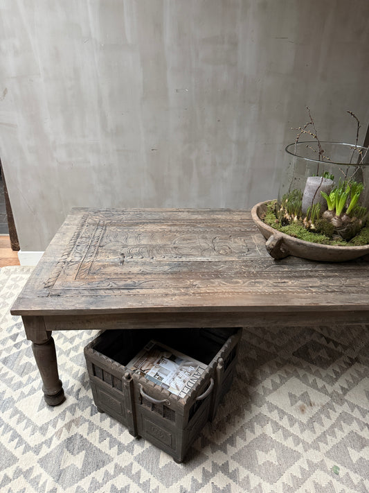 Authentieke, handgemaakte houten salontafel met landelijke accessoires op vloerkleed, My Sober Home