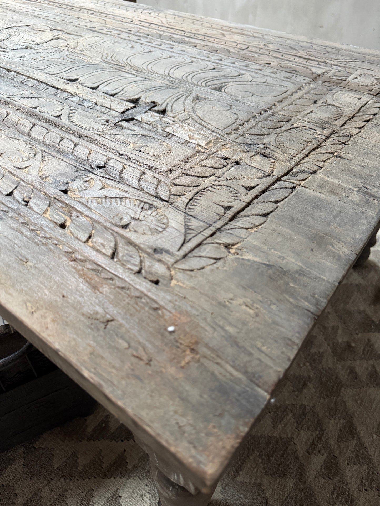 Handgemaakte houten salontafel met uniek authentiek reliëf, sober landelijk interieur