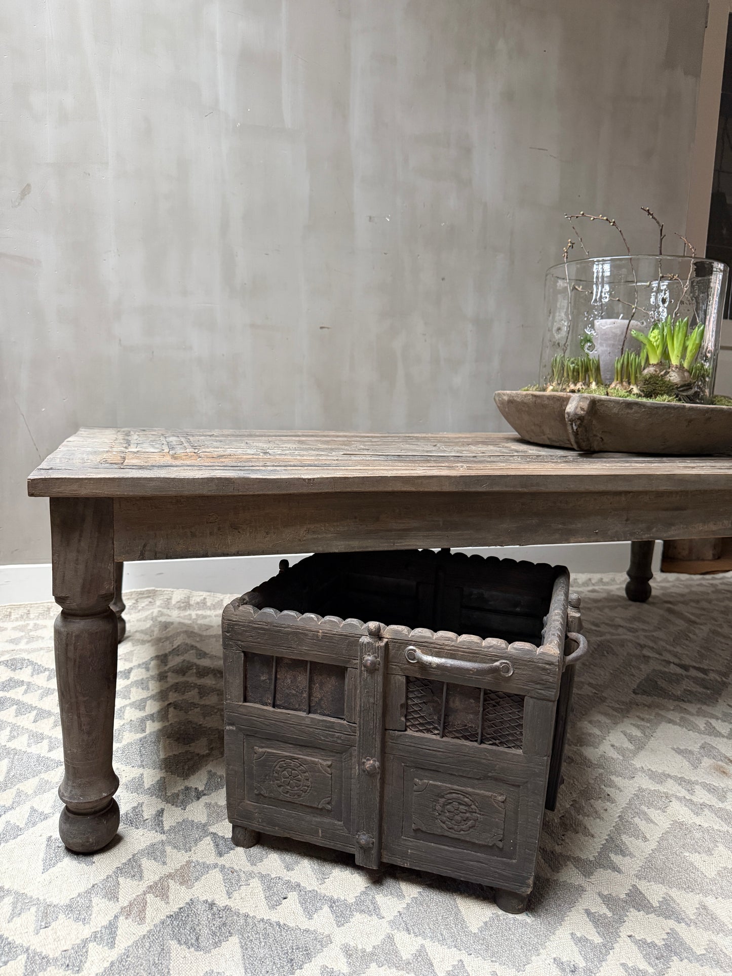 Houten salontafel met uniek Indiaas kistje eronder, landelijke en sobere woonstijl
