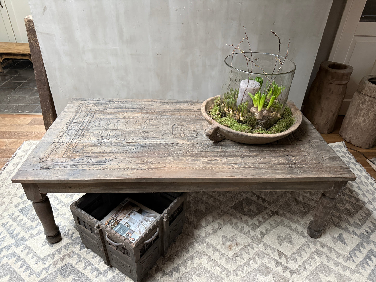 Houten salontafel met handgemaakt patroon, landelijke schaal met planten en rustiek decor, My Sober Home