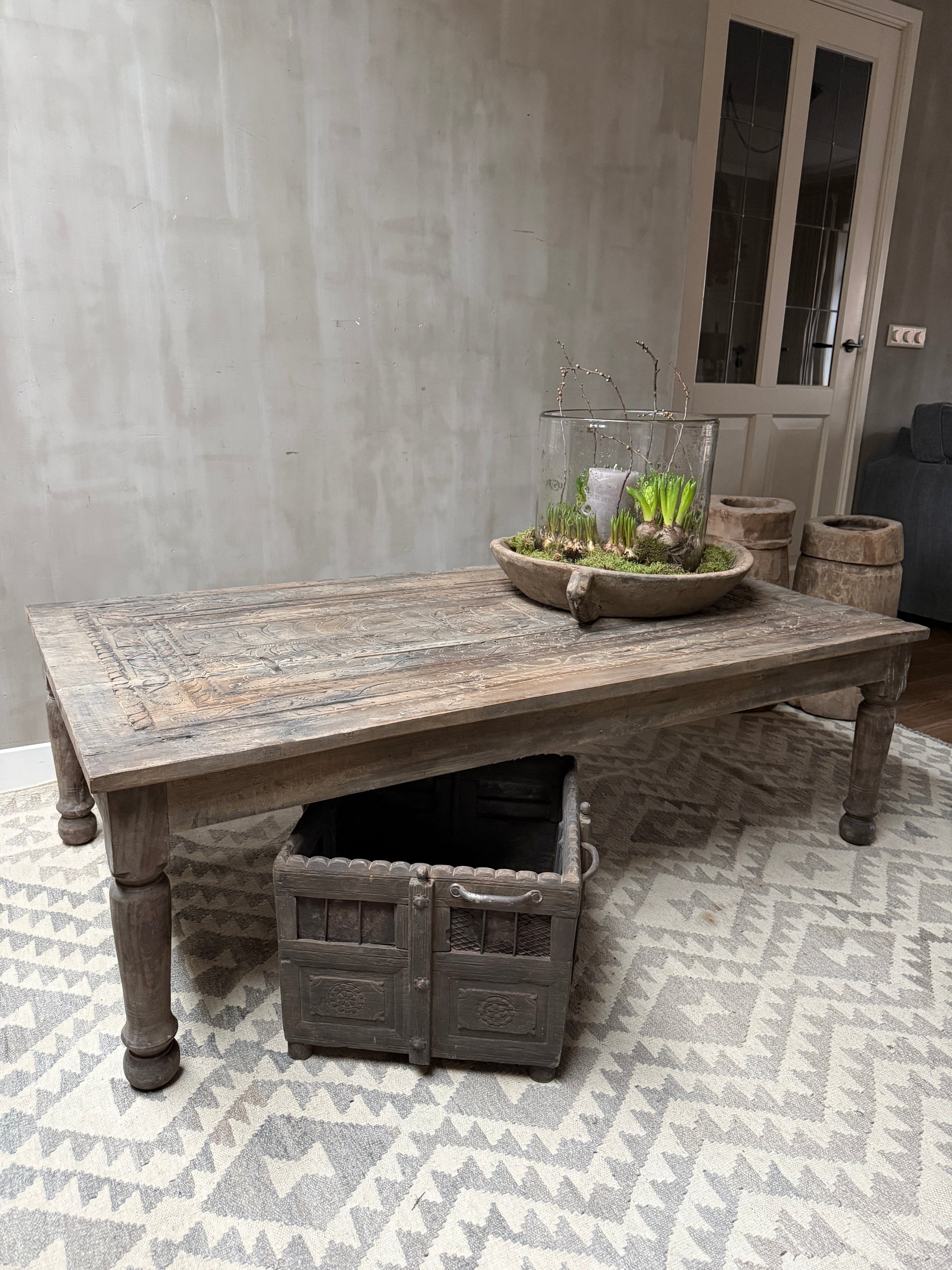 Authentieke houten salontafel met landelijke decoratie en handgemaakt opbergkistje, My Sober Home