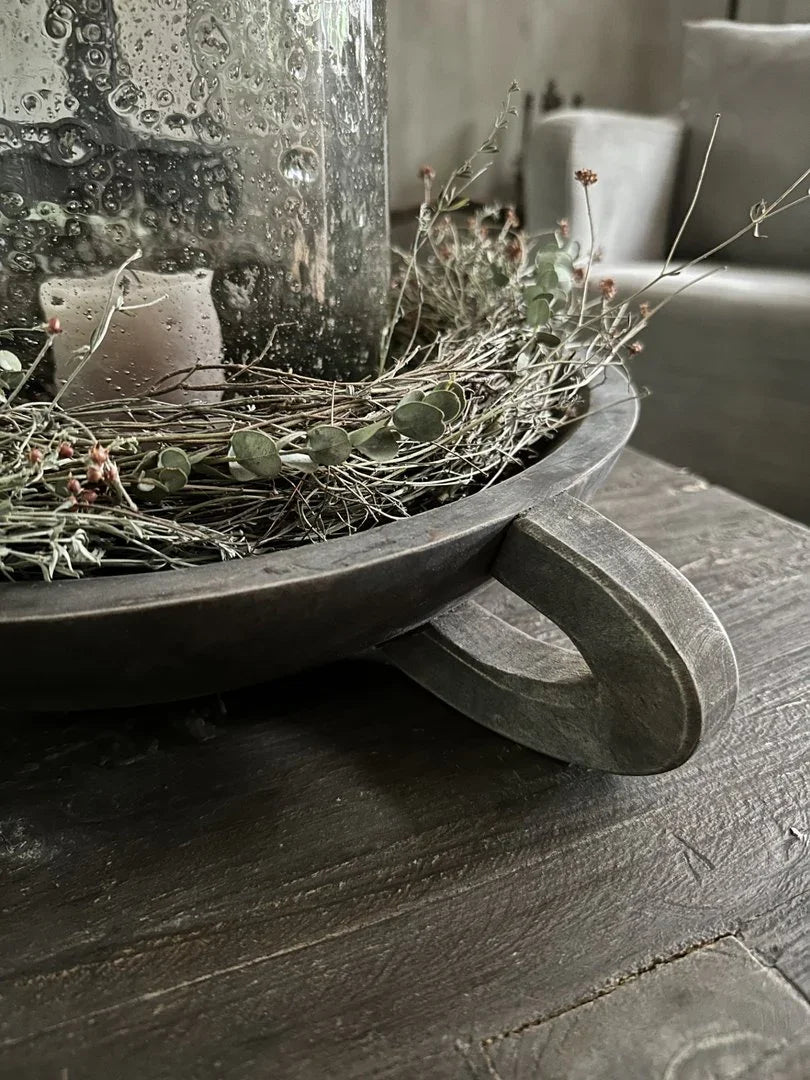 Handgemaakte schaal met handvat, landelijke stijl, decoratief op sober interieur tafel.