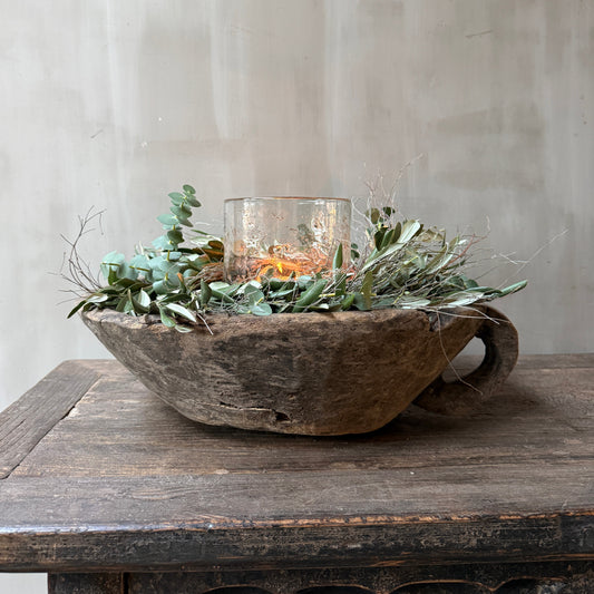 Oude schaal met handvat