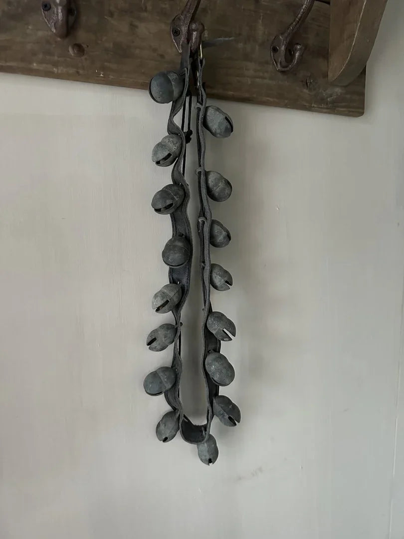 Oude metalen schapenbel aan leren band, landelijke woondecoratie My Sober Home