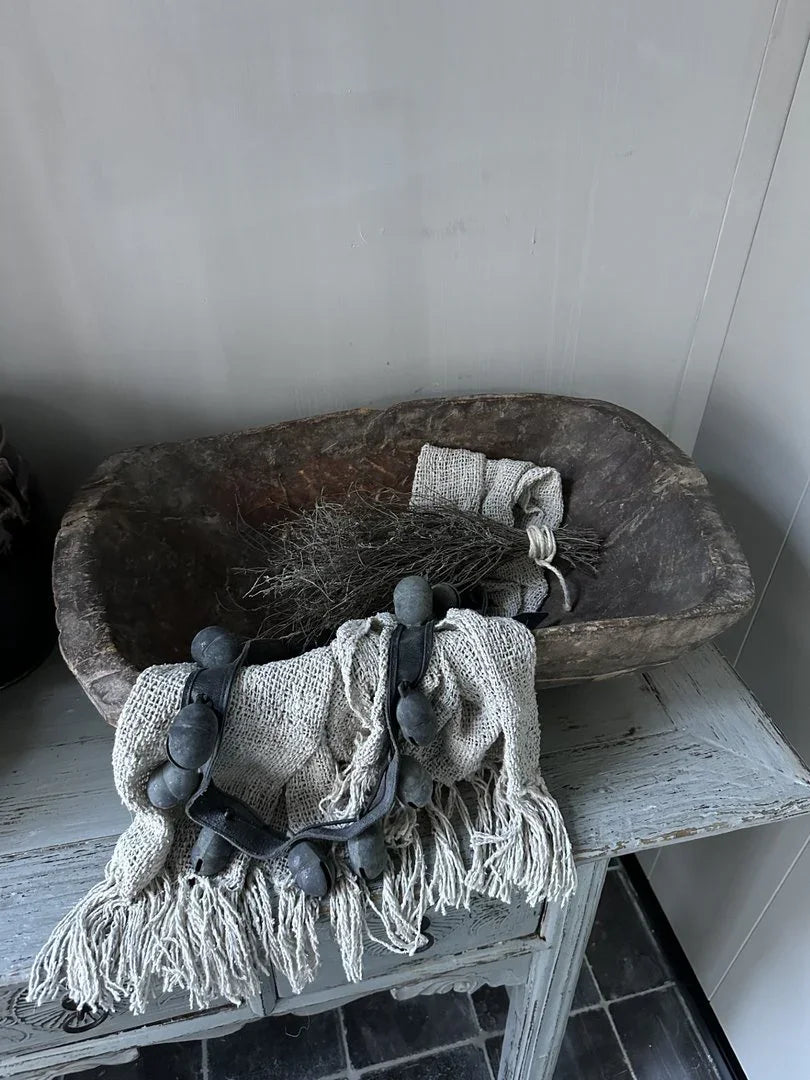 Landelijke houten schaal met linnen doek en stenen kralen op sobere tafel, My Sober Home woonaccessoire