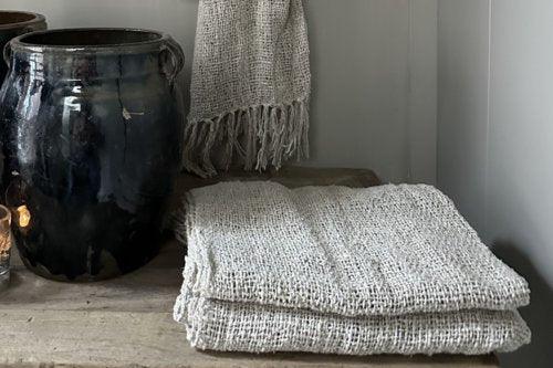 Handgemaakte shabby doek in landelijke stijl op houten tafel bij My Sober Home, authentiek woonaccessoire
