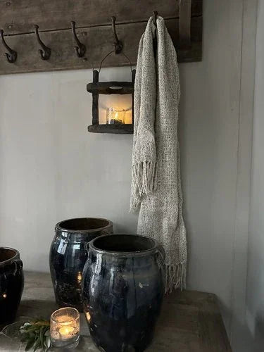 Shabby linnen doek in sober landelijk interieur met zwarte vazen en sfeerverlichting, My Sober Home woonaccessoire