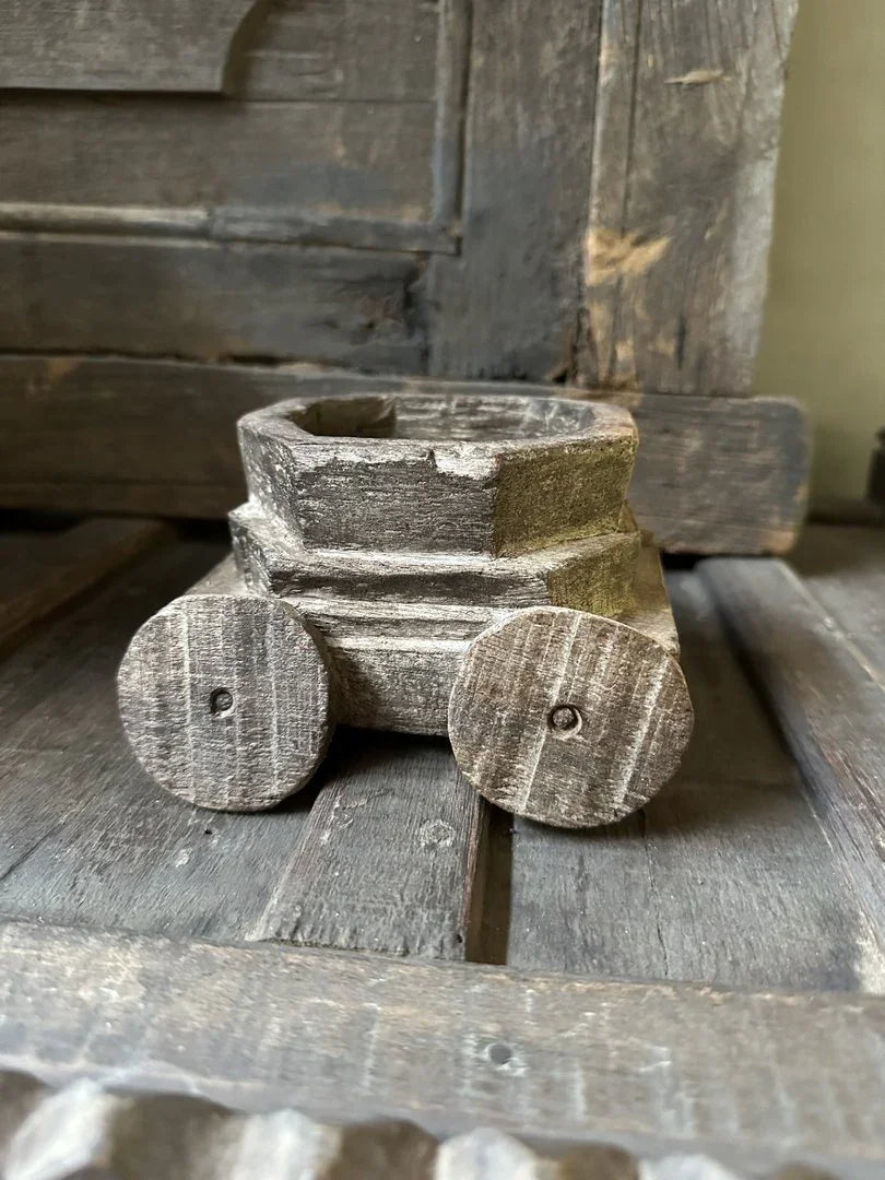 Authentiek houten speelgoedje op wielen, handgemaakt, sober landelijk woonaccessoire