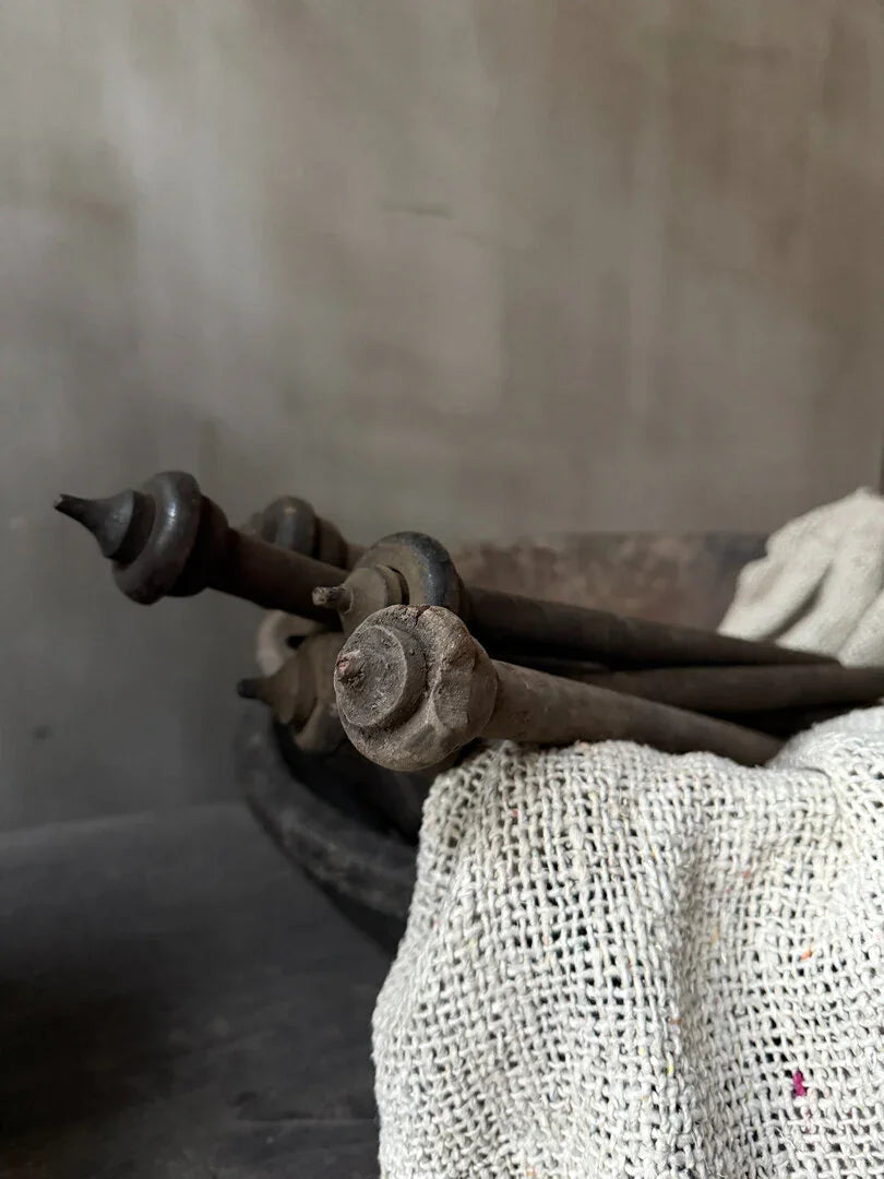 Oude houten spindel - My Sober Home