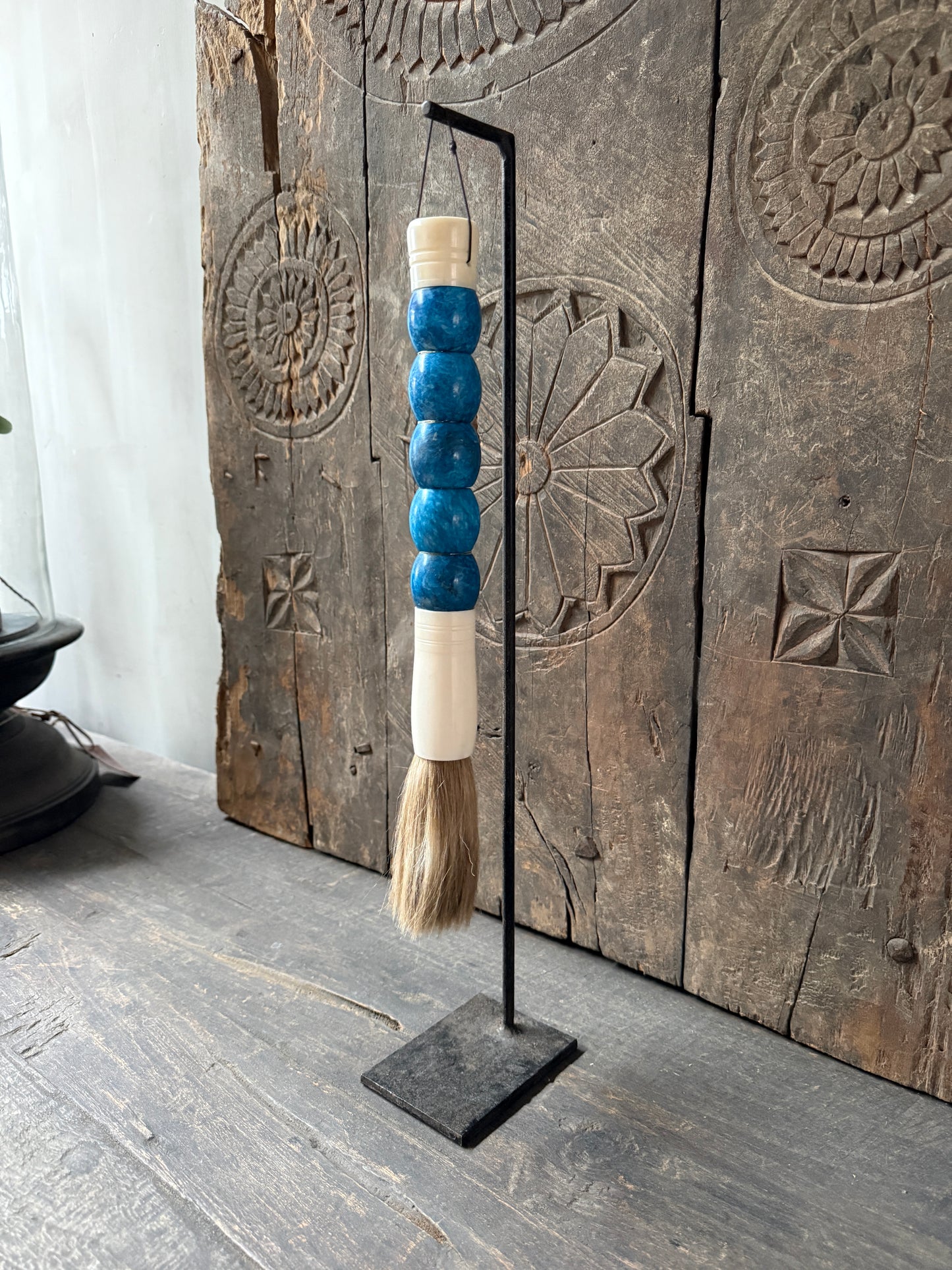 Handgemaakte decoratieve borstel met blauwe kralen op standaard, landelijk sober interieur, My Sober Home