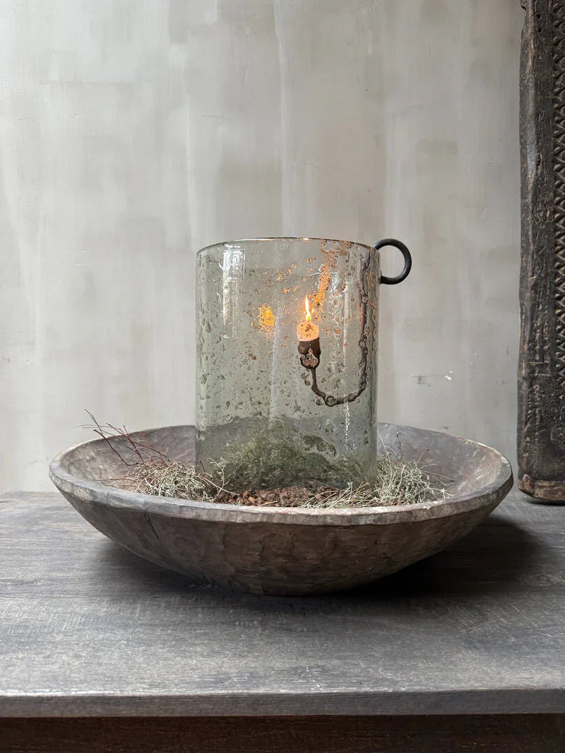 Handgemaakte landelijke schaal met glazen windlicht en brandende kaars, My Sober Home woonaccessoire