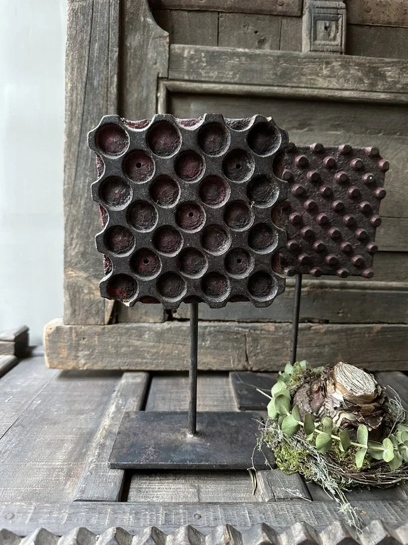 Handgemaakte houten stempel op statief, landelijk woonaccessoire uit India, sober interieur