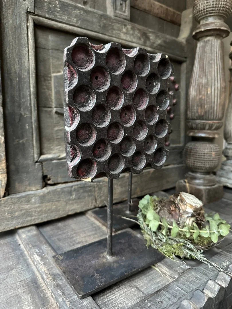 Handgemaakte stempel op statief, landelijke woondecoratie uit India, sober interieur