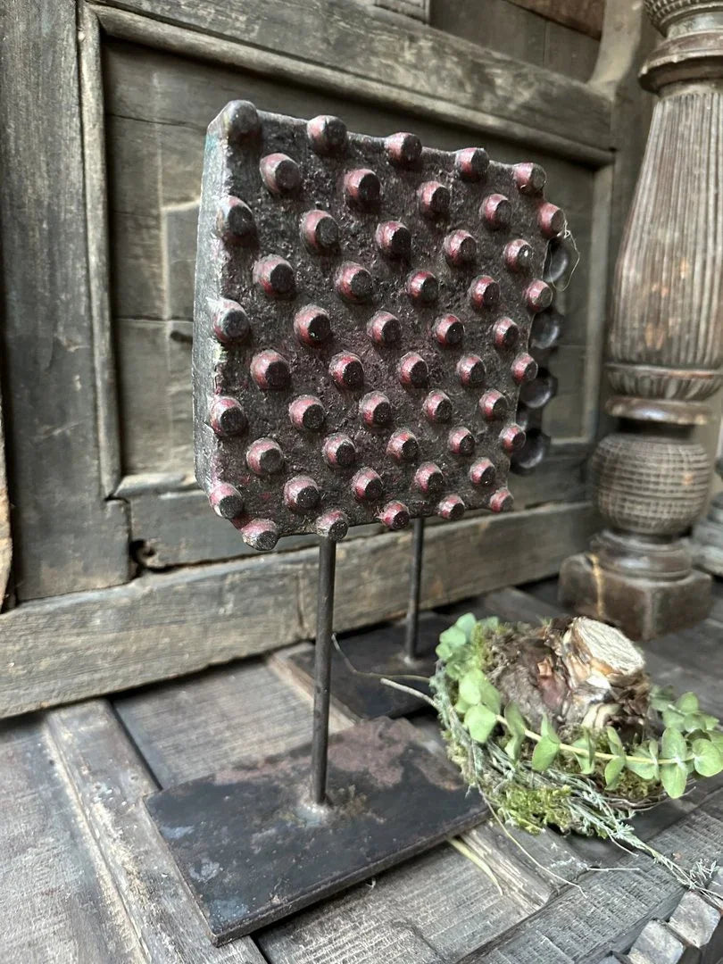 Authentieke houten stempel op statief, landelijke handgemaakte woondecoratie, My Sober Home