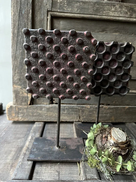 Authentieke, handgemaakte stempel op statief, rustiek decoratief woonaccessoire, My Sober Home