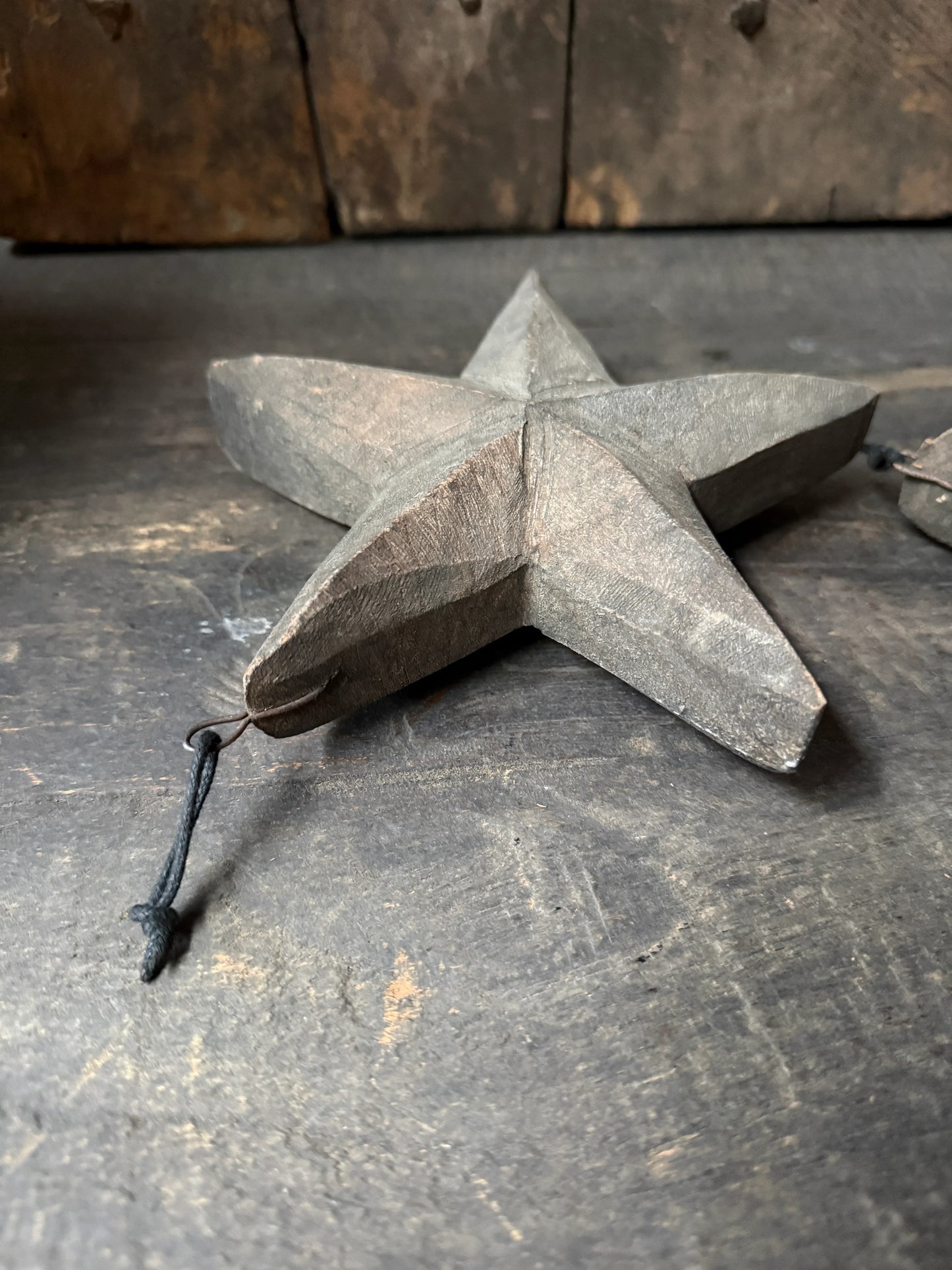 Handgemaakte houten sterhanger in landelijke, sobere stijl van My Sober Home op houten tafel.