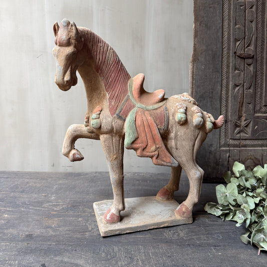 Terracotta paard naar links kijkend
