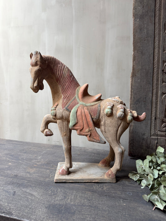 Terracotta paard naar links kijkend